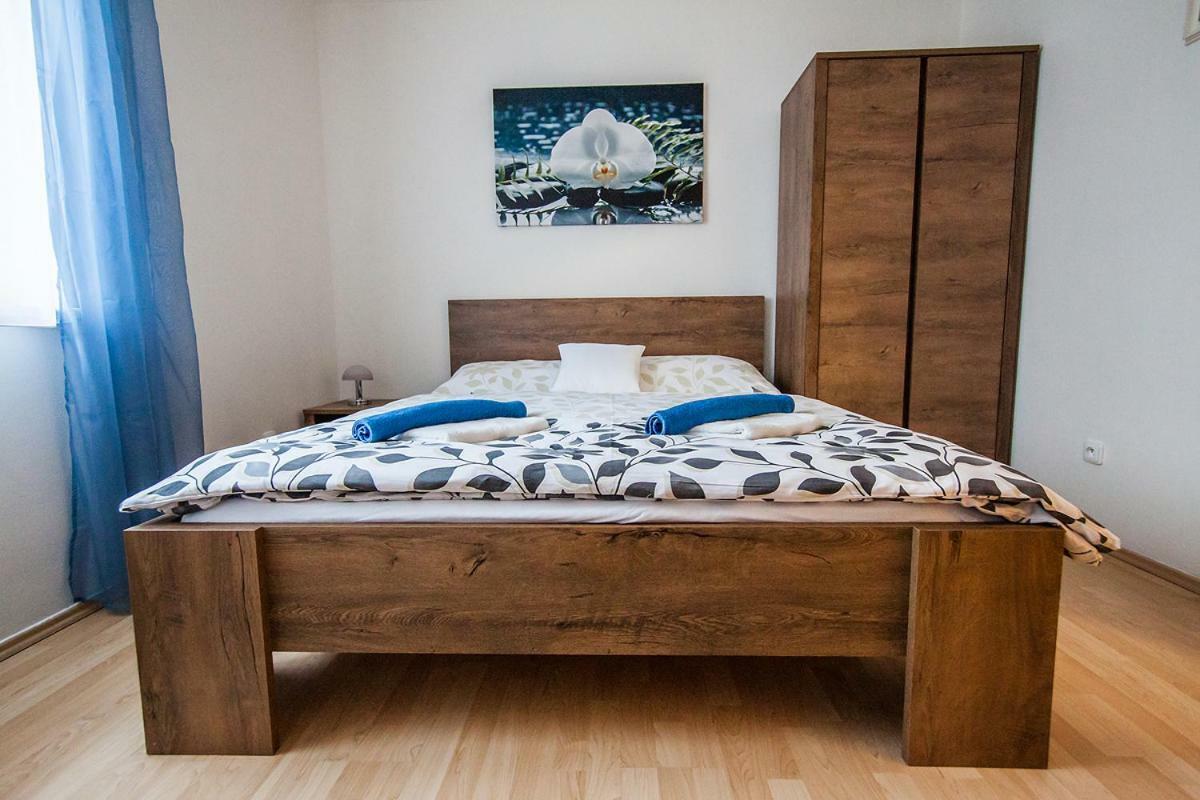 Bile Domky Apartment Lednice Bagian luar foto